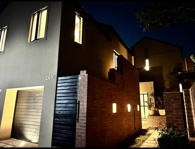 6 BEDROOM TOWNHOUSE FOR SALE IN DAINFERN